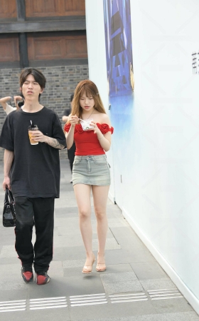 街拍红色衣服牛仔短裙小妞 [18P]