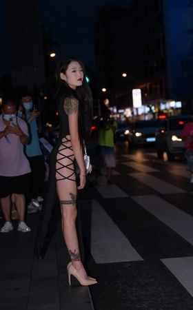搭讪性感开衩裙小姐姐