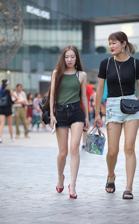 长发热裤月牙小姐姐
