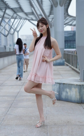 可爱的粉色裙女孩 [21P]