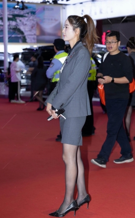 高挑好身材的超薄丝售车美女 [17P]