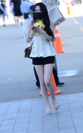 戴着黑色口罩的漂亮美女