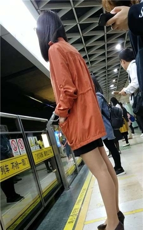 4K-等地铁的橙色外套短裙街拍肉丝美腿女孩