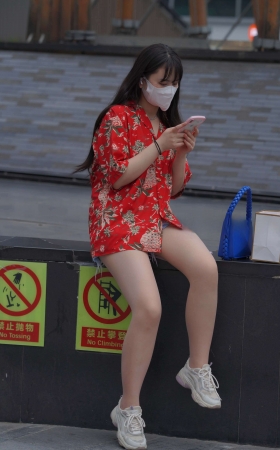 抓拍在玩手机的丝袜小妞 [19P]