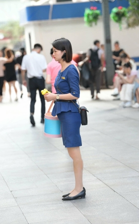 偶遇发小礼品的工装R丝美女 [19P]
