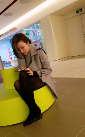 玩手机的黑色丝袜极品长腿短发美女