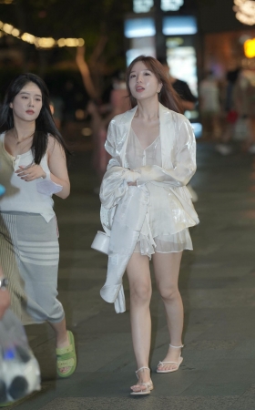 街拍白皙白裙小姐姐 [14P]