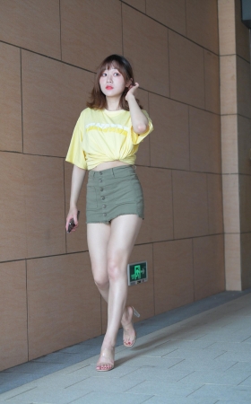 绿色短裙女孩