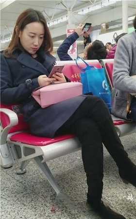 4k-高铁站候车室拍摄清纯秀丽黑丝打底裤漂亮美女