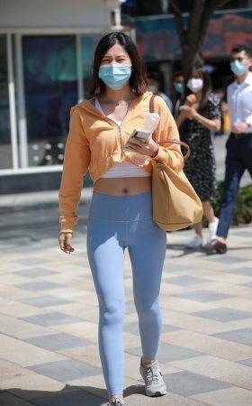 蓝色瑜伽裤小妹