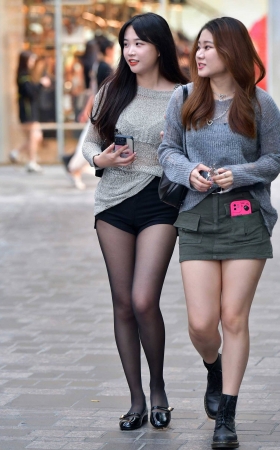 ★黑丝袜美女和姐妹 [20P]