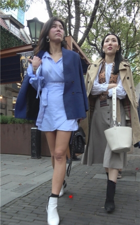 蓝色连体裙裸腿美女