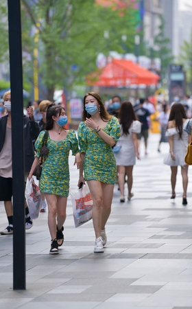两个衣服一样的小姐姐