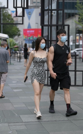 街拍低胸条纹裙女盆友 [17P]