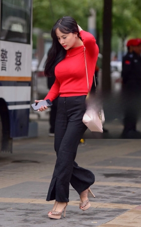 红衣 巨乳 高跟 [17P]