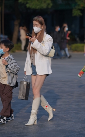 玩手机的妹子(146P)