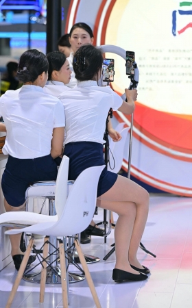 清秀靓丽白衬衫肉丝职员～在挑鞋呢 [19P]