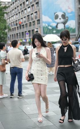 奶白肌肤，超短裙小姐姐 [21P]