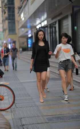 偶遇下班的成熟美女