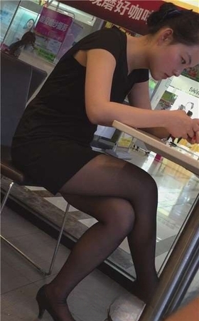 隔壁坐着这么漂亮的黑丝高跟短裙美眉，哪有不摄的道理。
