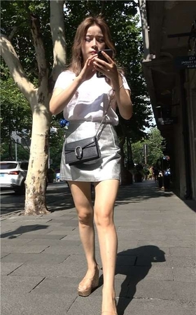 4K 白T恤短裙街拍美腿美女姐姐