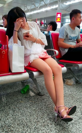 清纯可爱的大白腿高跟美女