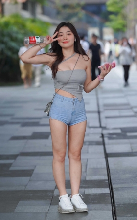 可爱的邻家热裤小妹 [27P]
