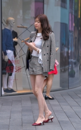 白皙西服高跟凉鞋美腿**