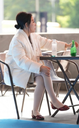 休息区抽烟的老女人 [19P]