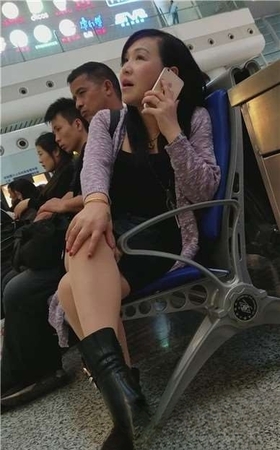 4k-车站候车室偶遇美腿熟女，一把年纪了还风韵犹存。