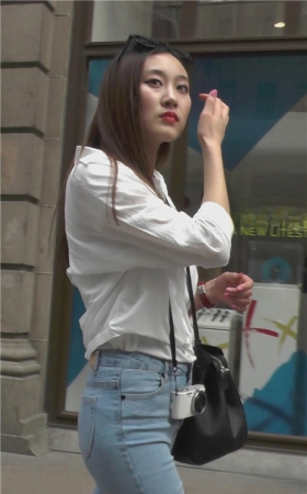 漂亮的经典蓝色紧身牛仔裤美女
