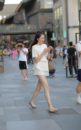 清秀可人的高挑美眉