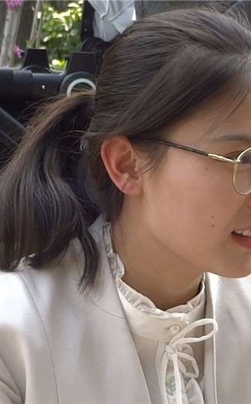 斯文眼镜妹的肉色丝袜美足，恨不得扑上去狂舔一番 [567 MB/MP4]