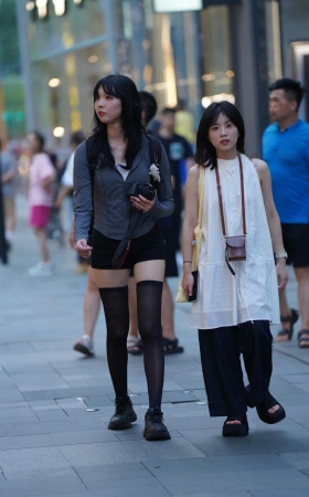 街拍长筒黑丝小姐姐 [17P]