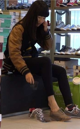 街拍试鞋的黑裤美眉 [1.63 GB/MP4]