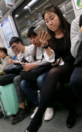 地铁上的黑丝MM