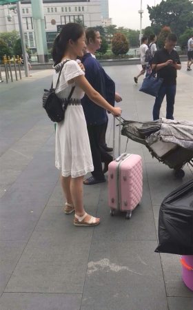 白色连衣裙妹子