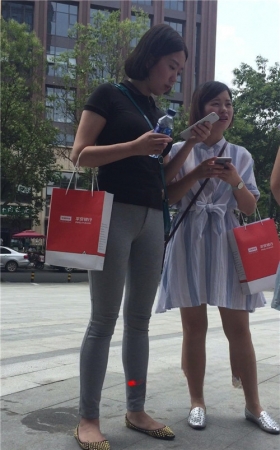 灰裤短发小姐姐