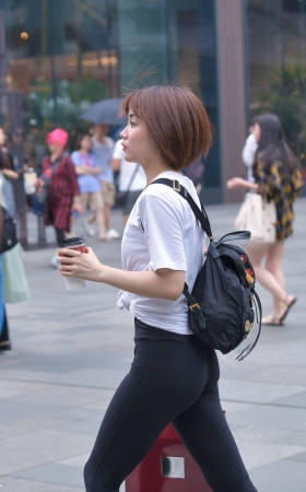 短发，黑色紧身裤美眉 [18P]