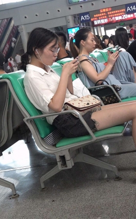 玩吃鸡的凉高跟美足MM