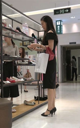 身材高挑的短裙少妇退很美脚漂亮