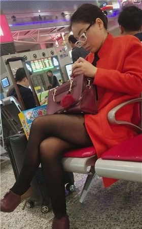 4k-车站候车室拍摄知性优雅名媛美女姐姐。