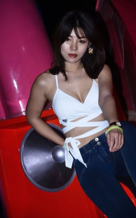 爱被拍的牛妹** [15P]