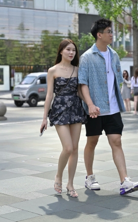 帅哥的白皙女盆友 [21P]