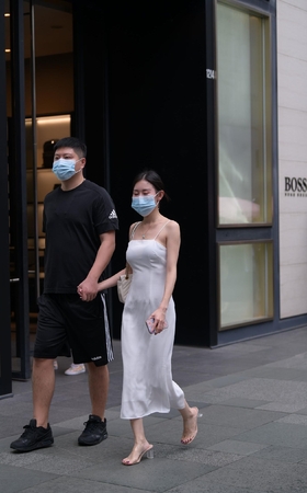 性感白色吊带裙