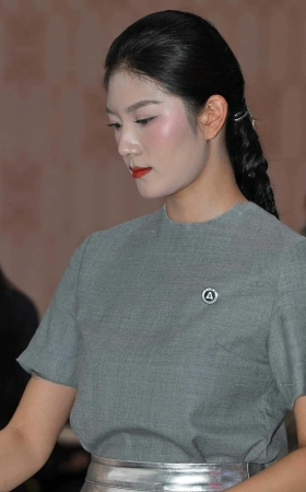 2592-45-68√问界纤细美腿签到礼仪 9P