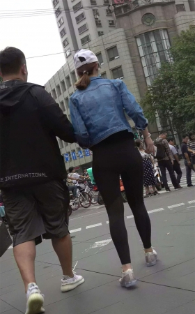超紧身弹力裤牛仔外套鸭舌帽小姐姐