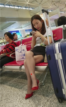 玩手机的妹子