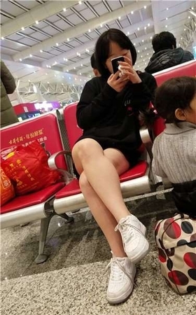 4k超清，候车室拍摄裸腿美女，相貌平平腿不错