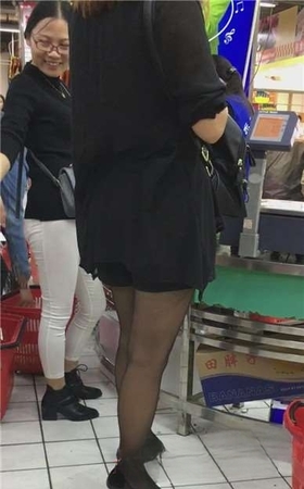 超市内遇见一黑丝高跟美腿少妇。